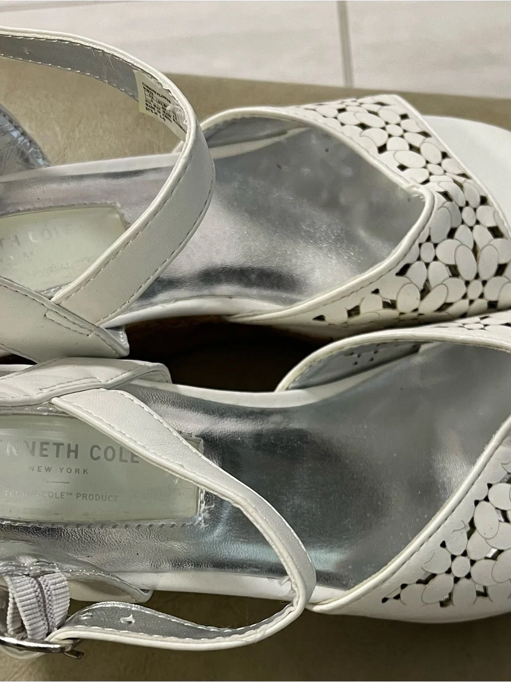 Kenneth Cole White Floral Cutout Ankle-Strap Sandals girls size 2